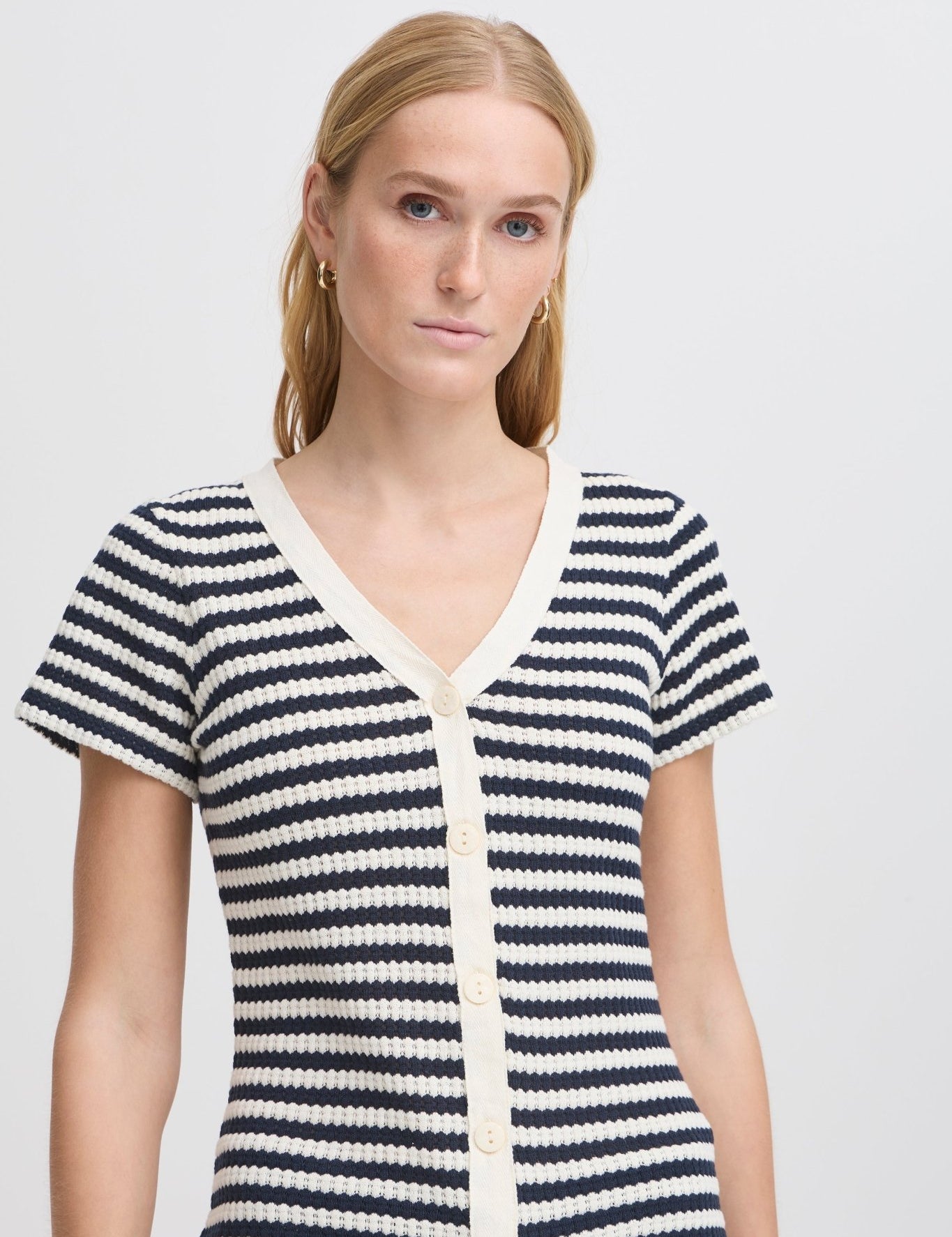 Gestreifte Strick - Cardigan mit Knopfleiste – Femininer Sommer - Look - Blossom Hair & Fashion