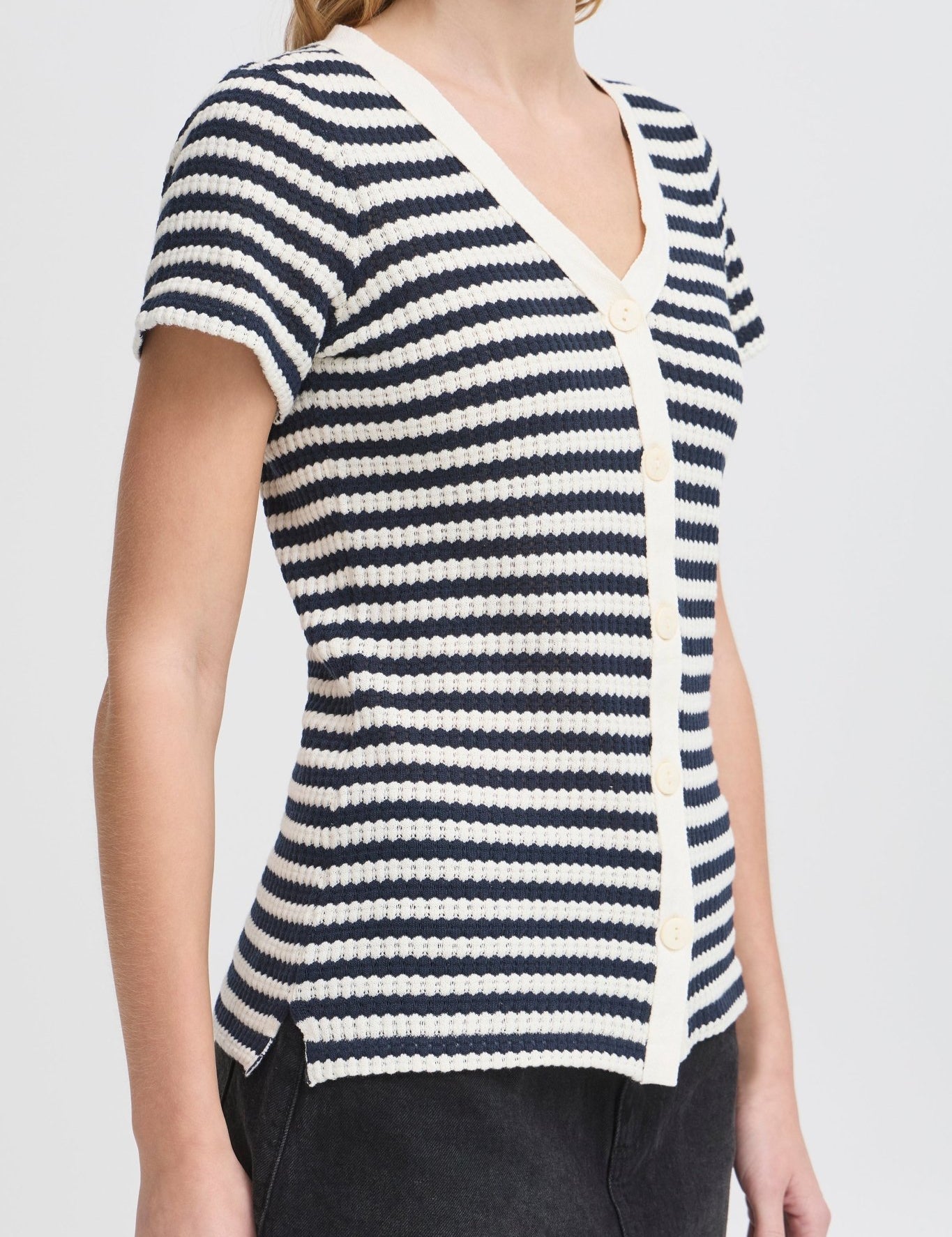 Gestreifte Strick - Cardigan mit Knopfleiste – Femininer Sommer - Look - Blossom Hair & Fashion