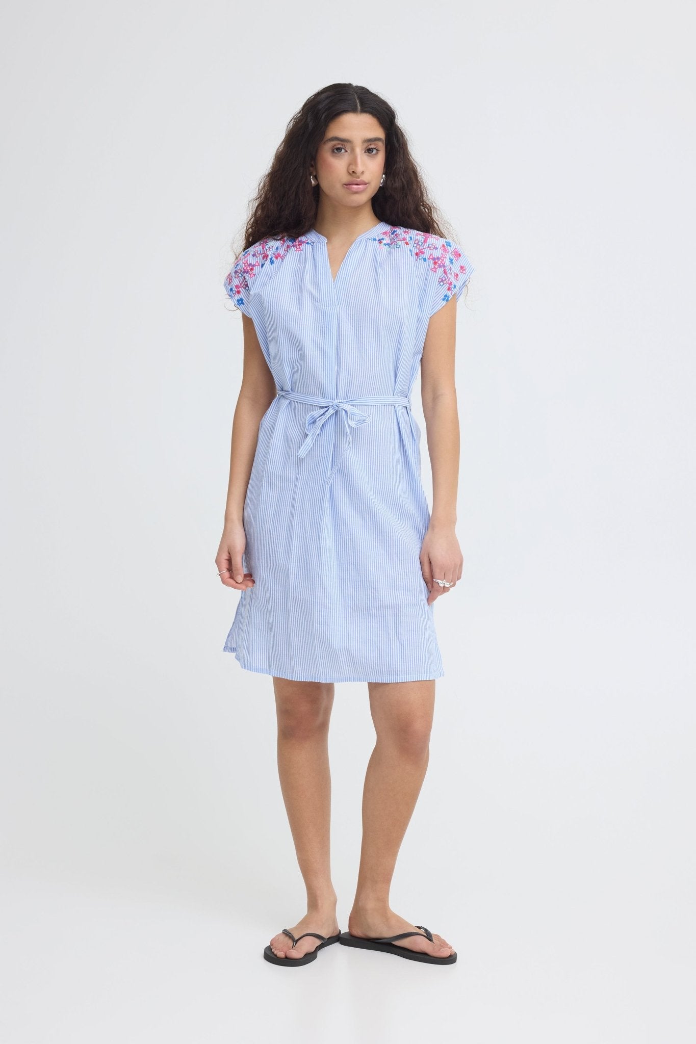 Gestreiftes Kleid mit Stickerei in Hellblau - Blossom Hair & Fashion