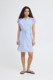 Gestreiftes Kleid mit Stickerei in Hellblau - Blossom Hair & Fashion