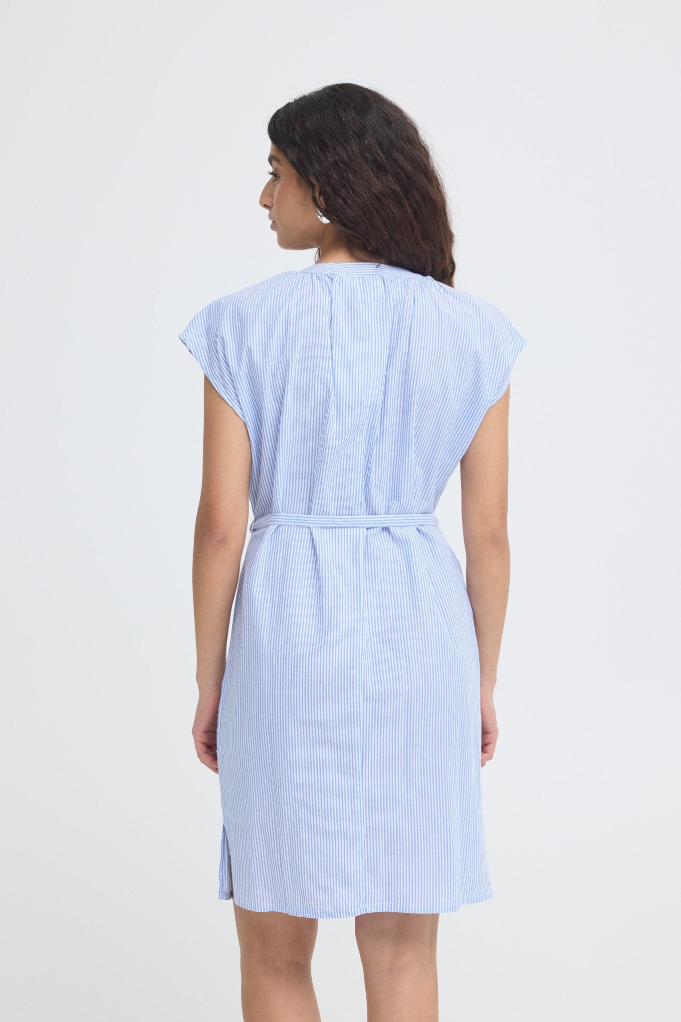 Gestreiftes Kleid mit Stickerei in Hellblau - Blossom Hair & Fashion