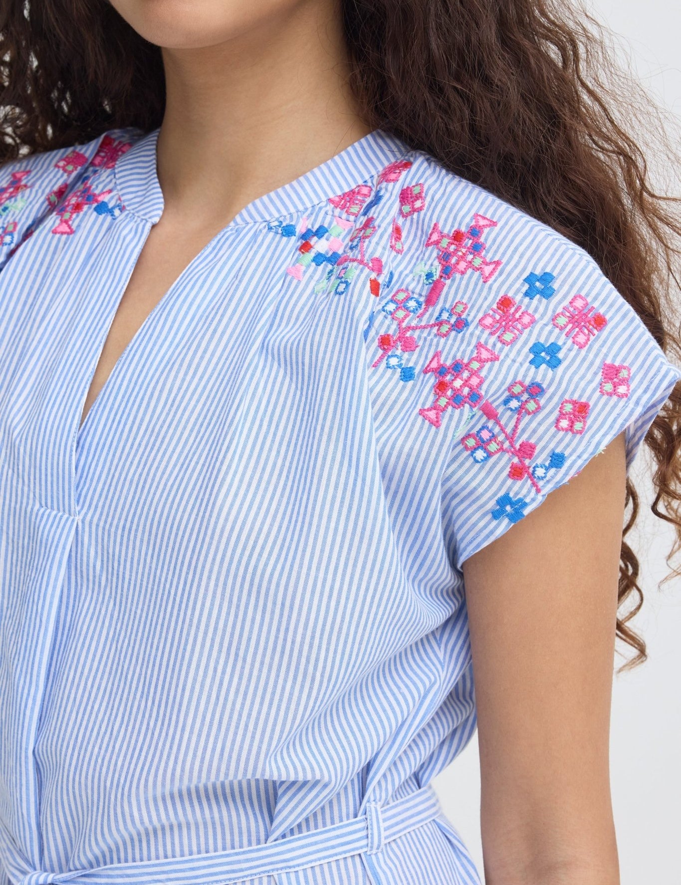 Gestreiftes Kleid mit Stickerei in Hellblau - Blossom Hair & Fashion