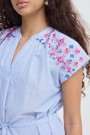 Gestreiftes Kleid mit Stickerei in Hellblau - Blossom Hair & Fashion