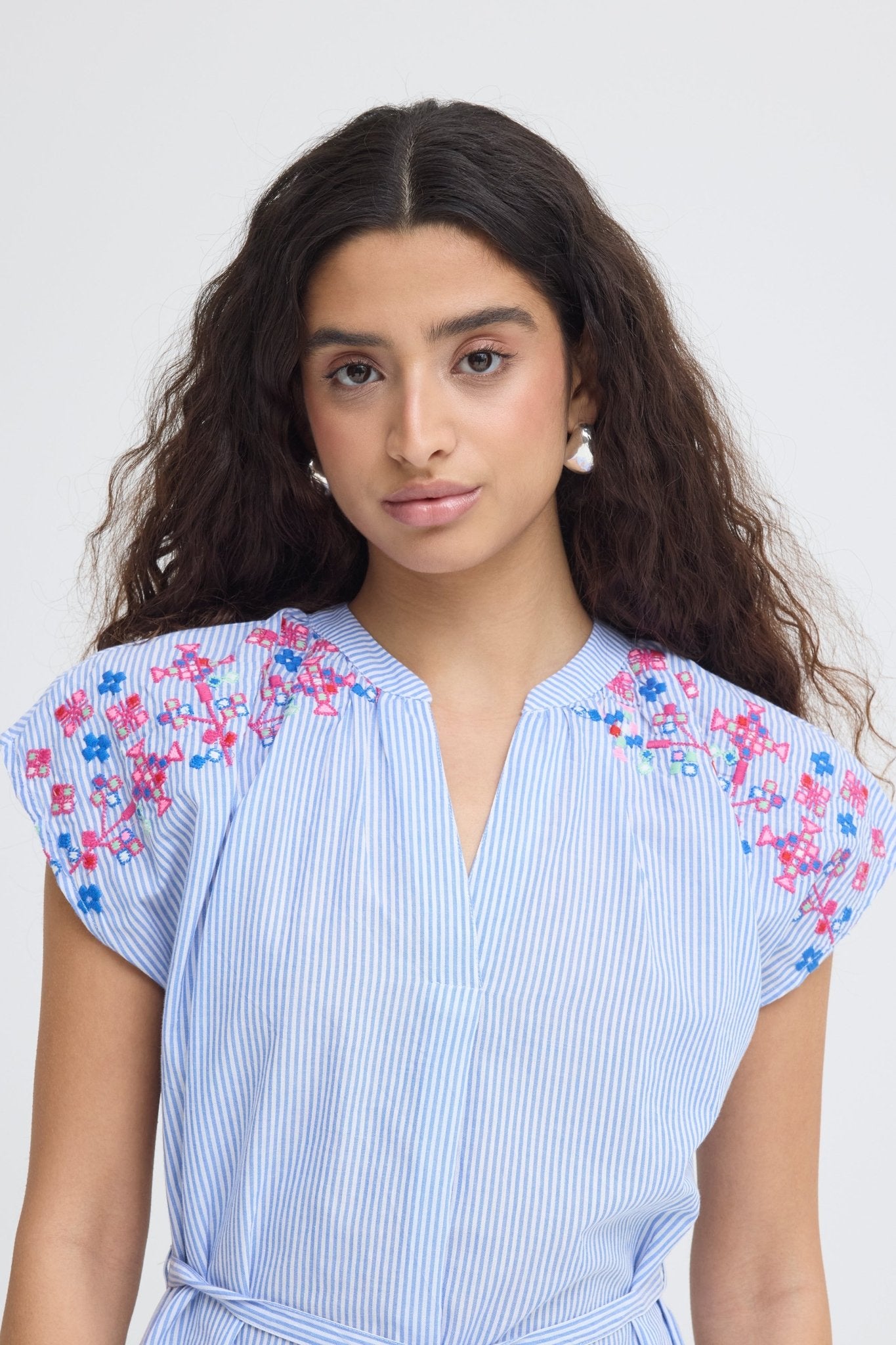 Gestreiftes Kleid mit Stickerei in Hellblau - Blossom Hair & Fashion