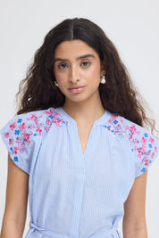 Gestreiftes Kleid mit Stickerei in Hellblau - Blossom Hair & Fashion