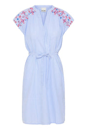 Gestreiftes Kleid mit Stickerei in Hellblau - Blossom Hair & Fashion