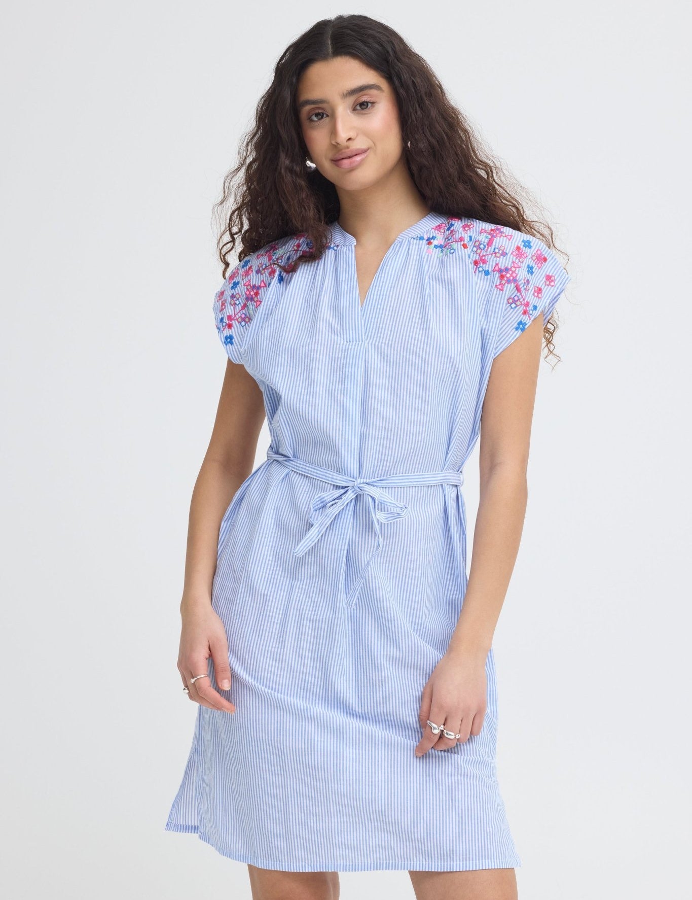 Gestreiftes Kleid mit Stickerei in Hellblau - Blossom Hair & Fashion