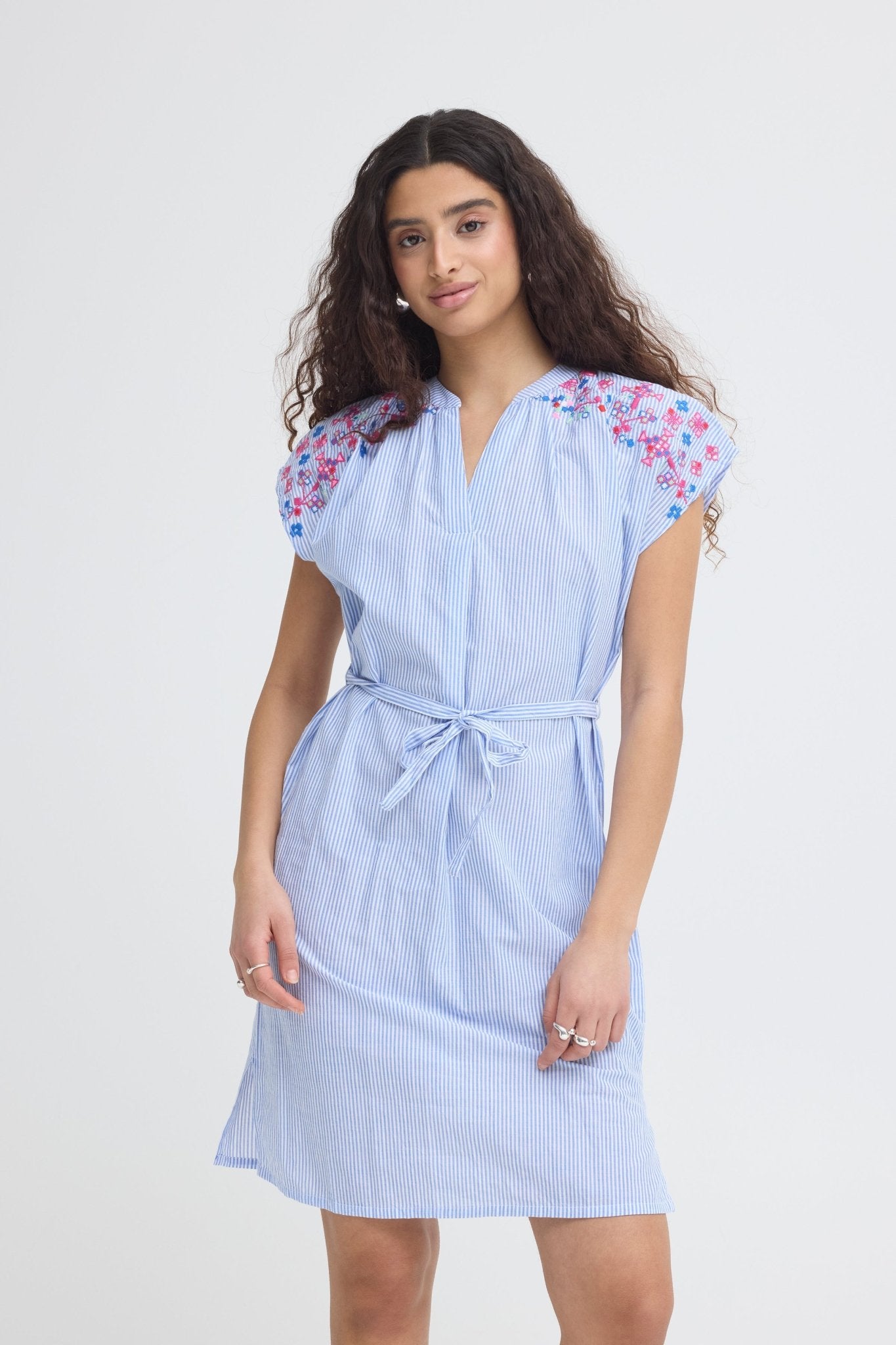 Gestreiftes Kleid mit Stickerei in Hellblau - Blossom Hair & Fashion