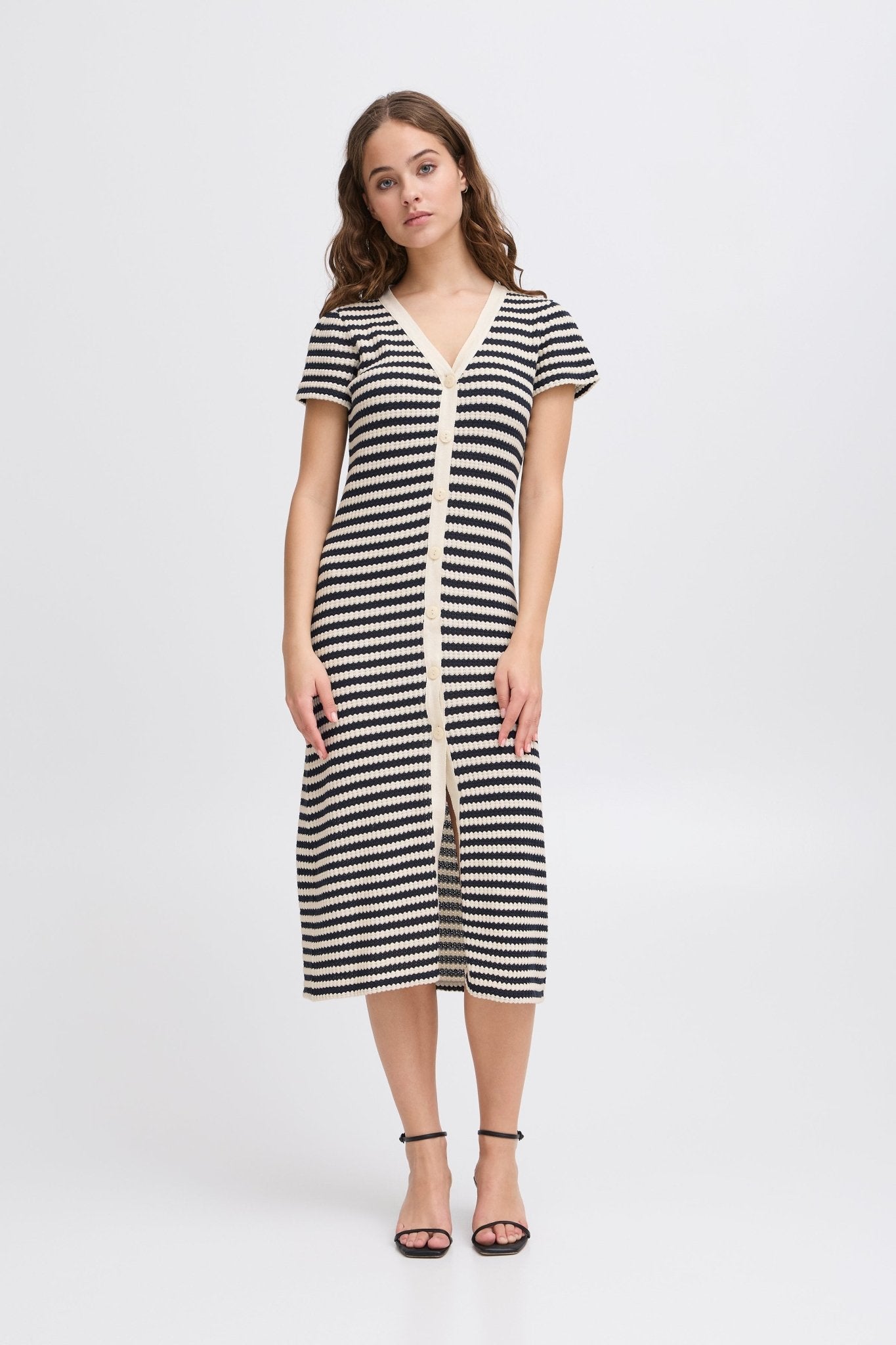 Gestreiftes Midi - Strickkleid mit Knopfleiste - Blossom Hair & Fashion