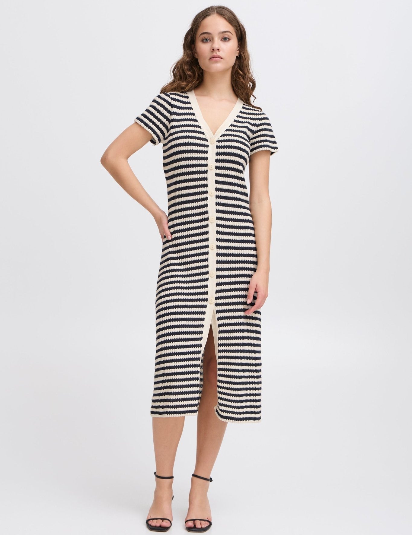 Gestreiftes Midi - Strickkleid mit Knopfleiste - Blossom Hair & Fashion