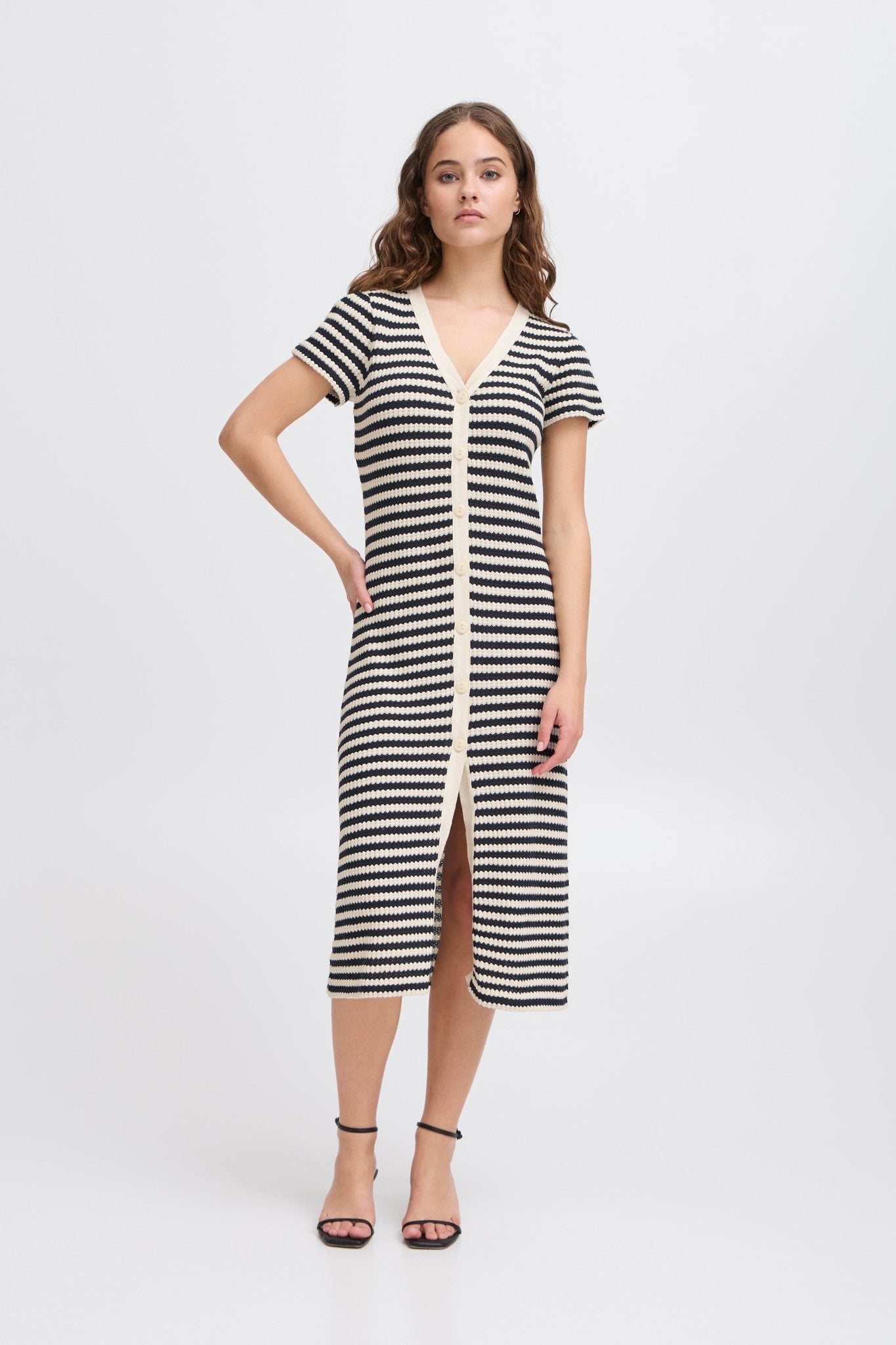 Gestreiftes Midi - Strickkleid mit Knopfleiste - Blossom Hair & Fashion