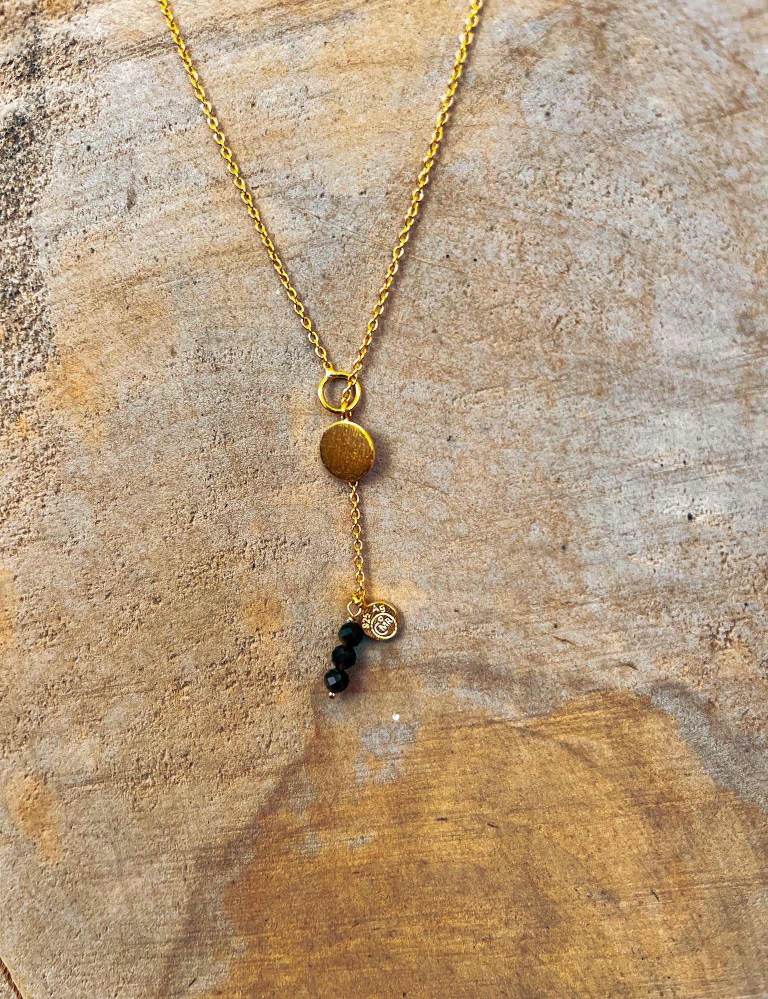 Goldene Halskette mit Obsidian - Anhänger und Perlen - Blossom Hair & Fashion