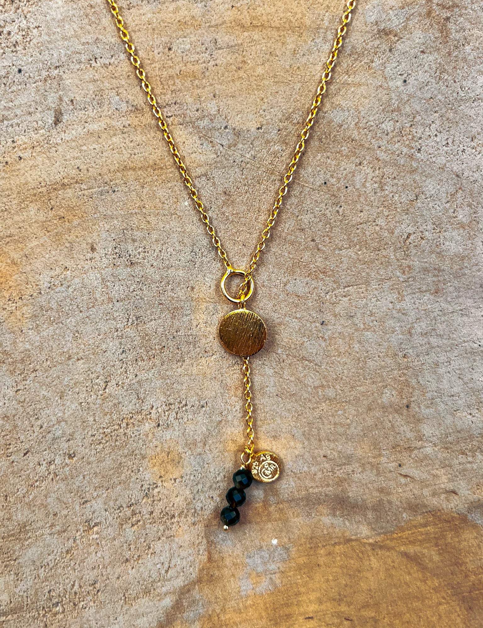Goldene Halskette mit Obsidian - Anhänger und Perlen - Blossom Hair & Fashion