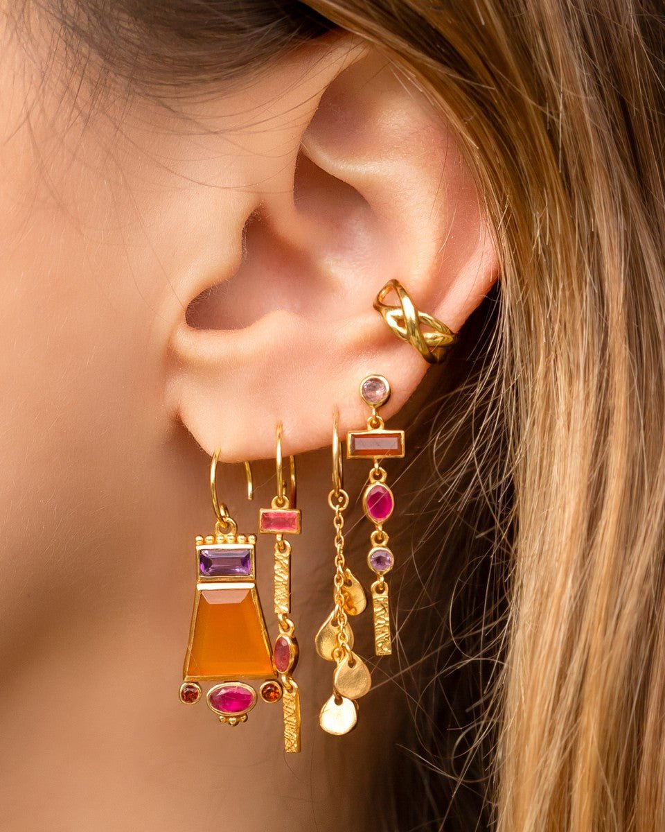 Goldfarbene Ohrringe mit gehämmerten Anhängern - Blossom Hair & Fashion