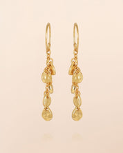 Goldfarbene Ohrringe mit gehämmerten Anhängern - Blossom Hair & Fashion