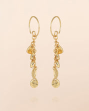 Goldfarbene Ohrringe mit gehämmerten Anhängern - Blossom Hair & Fashion