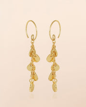Goldfarbene Ohrringe mit gehämmerten Anhängern - Blossom Hair & Fashion