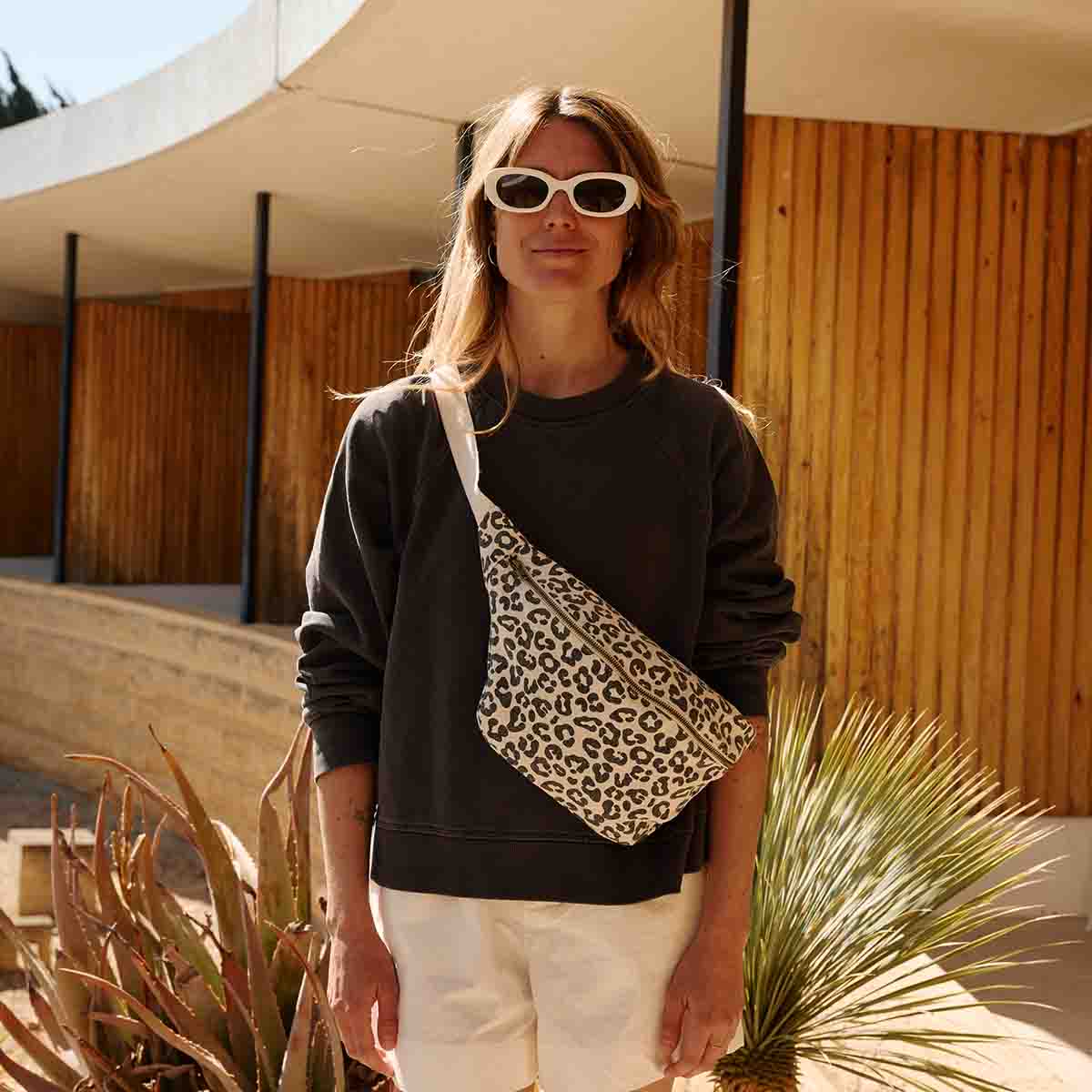 GRAU-GRÜNE GÜRTELTASCHE - Blossom Hair & Fashion