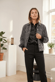 Graue Jeansjacke mit Nieten - Details - Blossom Hair & Fashion