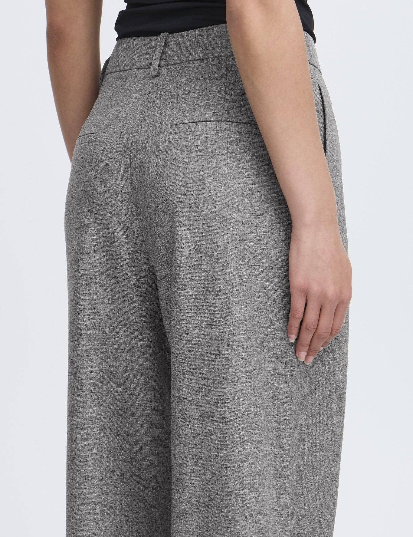 Graue Stoffhose mit weitem Bein - Blossom Hair & Fashion