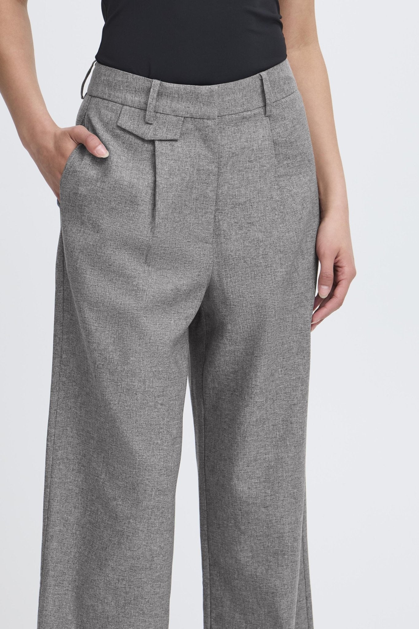Graue Stoffhose mit weitem Bein - Blossom Hair & Fashion