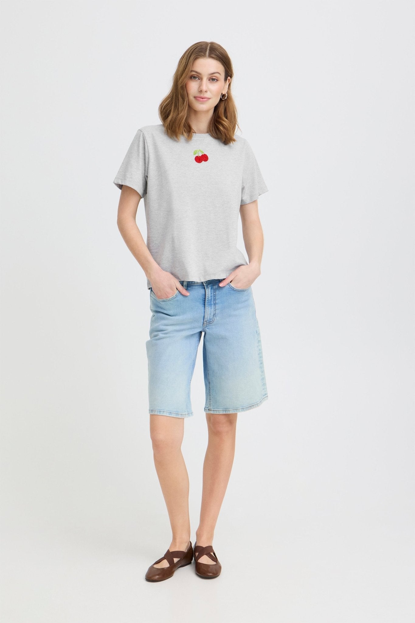 Graues T Shirt mit Kirschmotiv Baumwolle - Blossom Hair & Fashion