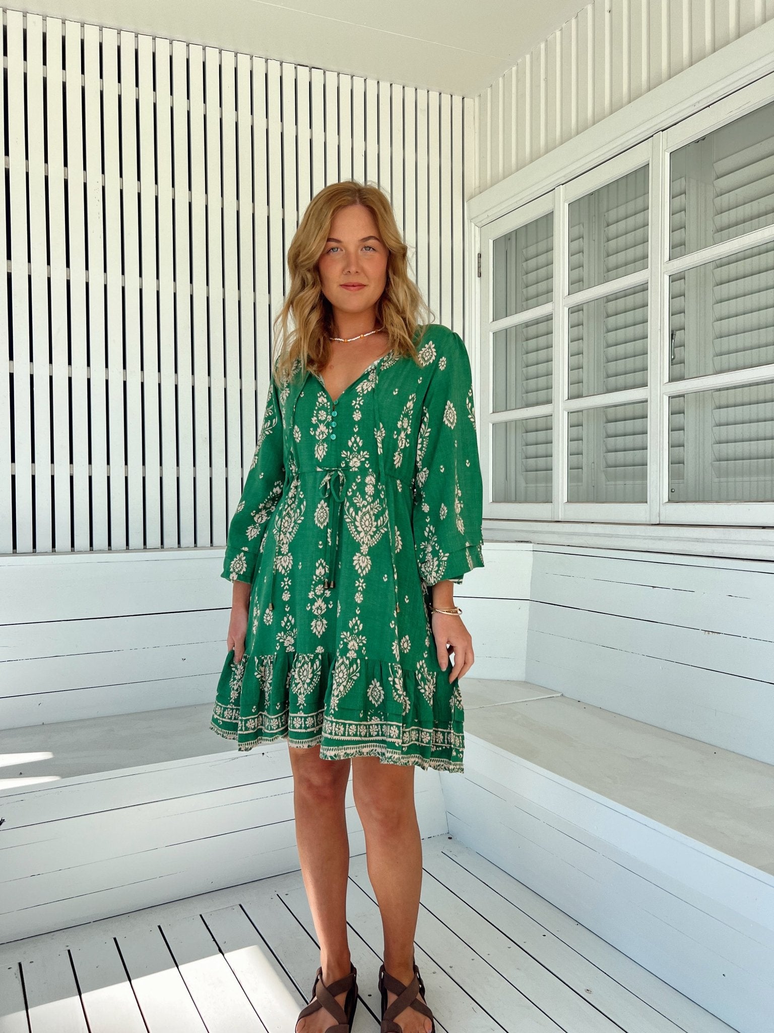 Grünes Boho - Kleid mit Print, V - Ausschnitt und langen Ärmeln - Blossom Hair & Fashion