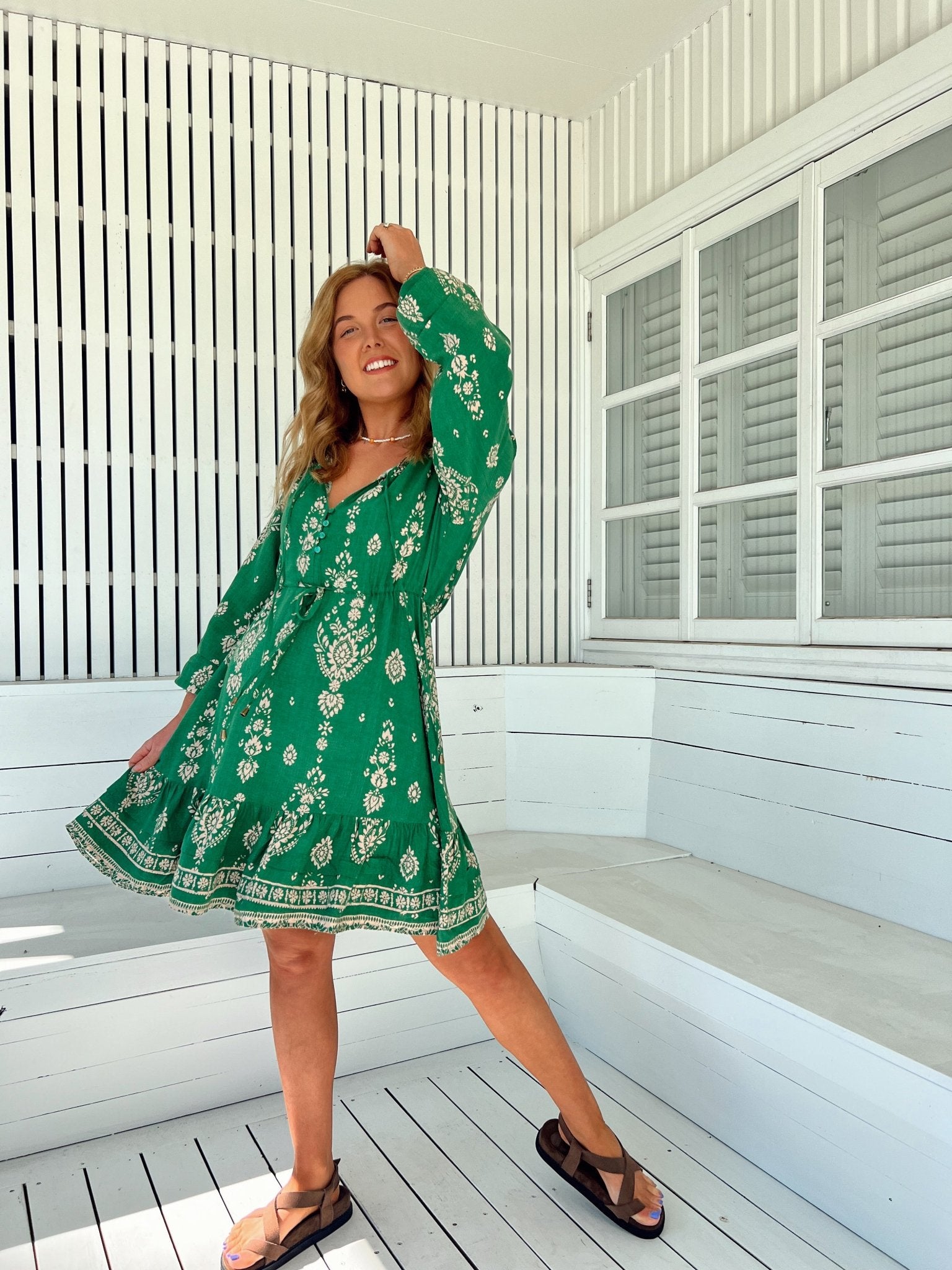 Grünes Boho - Kleid mit Print, V - Ausschnitt und langen Ärmeln - Blossom Hair & Fashion