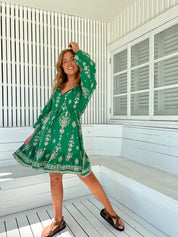 Grünes Boho - Kleid mit Print, V - Ausschnitt und langen Ärmeln - Blossom Hair & Fashion