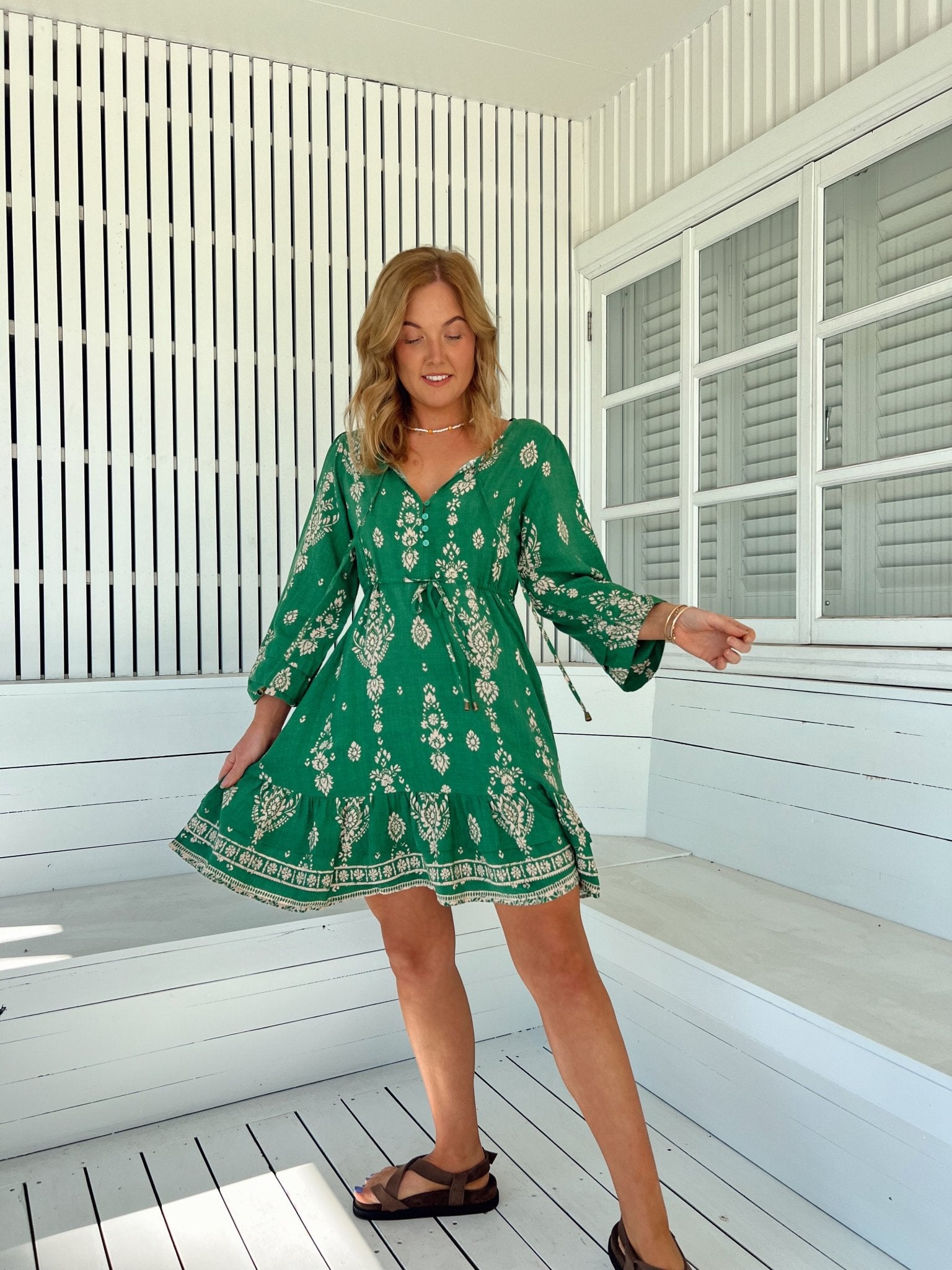 Grünes Boho - Kleid mit Print, V - Ausschnitt und langen Ärmeln - Blossom Hair & Fashion