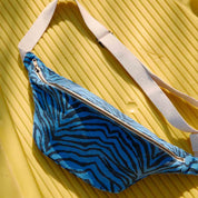 GÜRTELTASCHE ZEBROU, GRIECHISCH, BLAU - Blossom Hair & Fashion