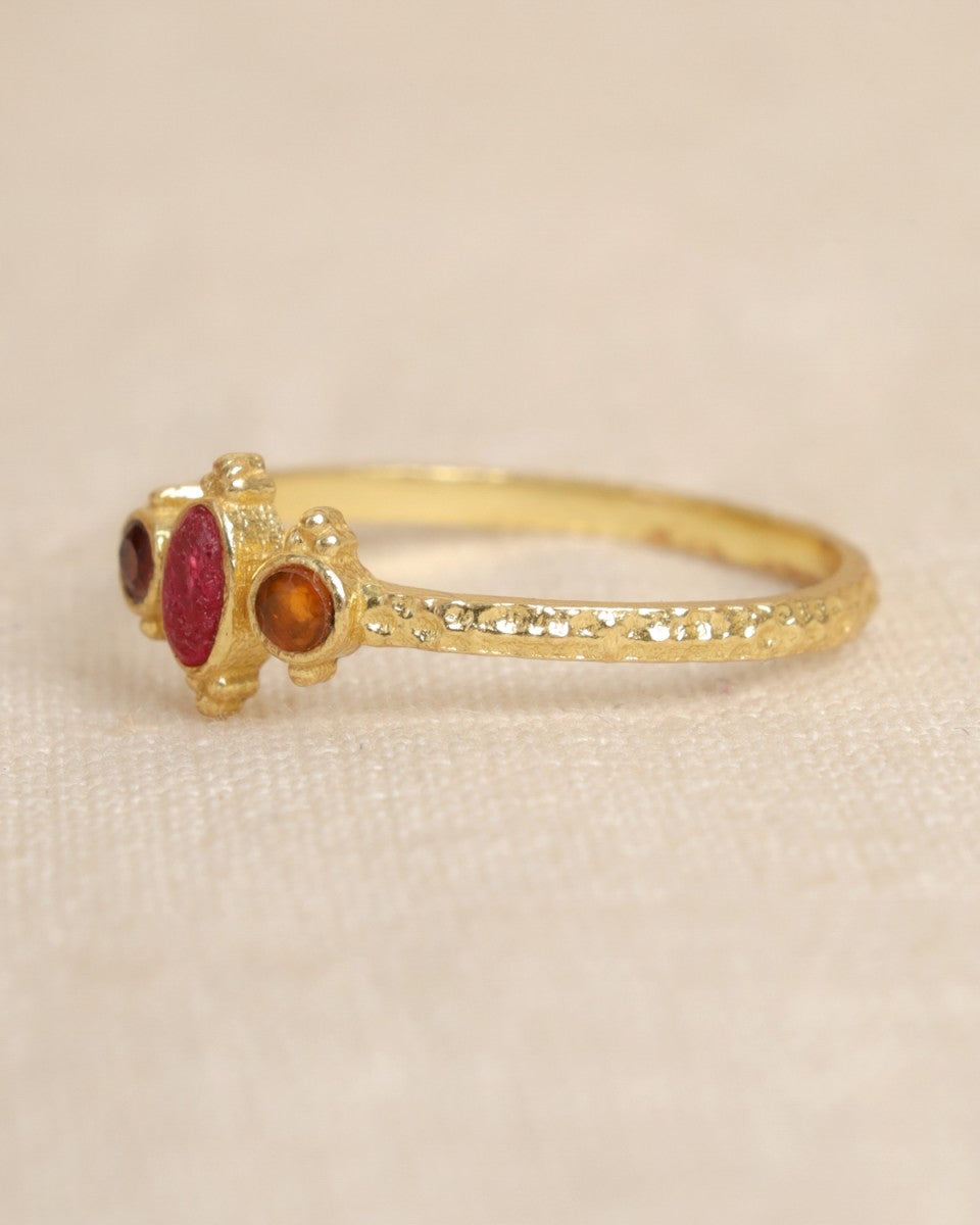Vergoldeter Ring mit Rubin – Ausdruck von Eleganz & Kraft