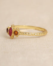 Vergoldeter Ring mit Rubin – Ausdruck von Eleganz & Kraft