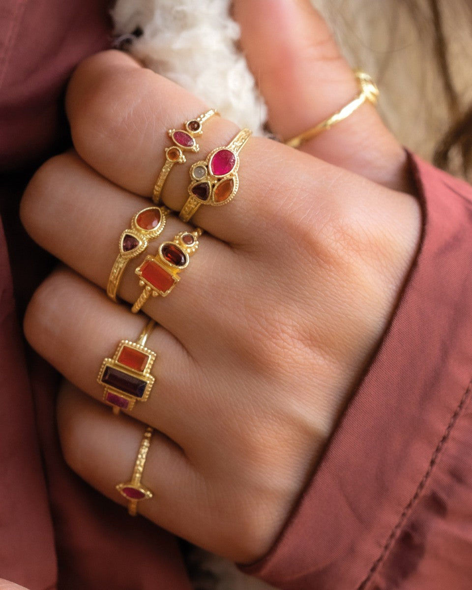 Vergoldeter Ring mit Rubin – Ausdruck von Eleganz & Kraft