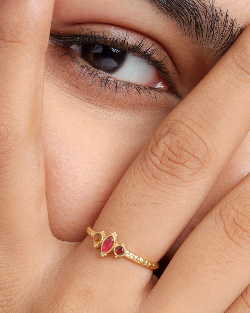 Vergoldeter Ring mit Rubin – Ausdruck von Eleganz & Kraft