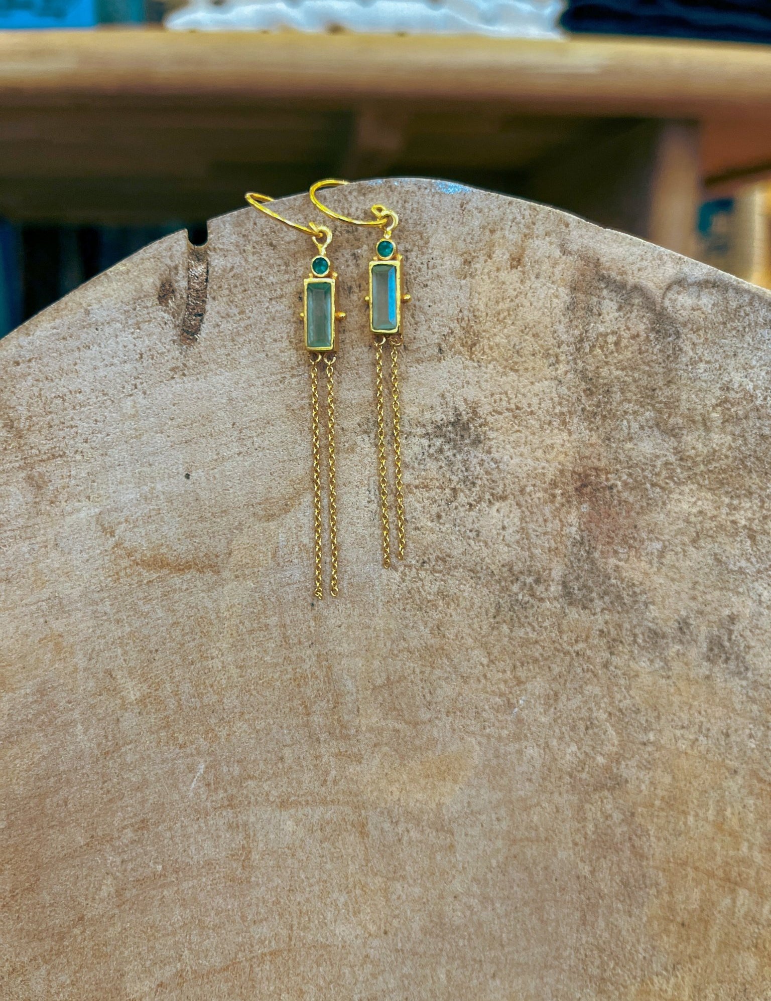 Hängende Goldohrringe mit Nephrit & Tassel - Details - Blossom Hair & Fashion