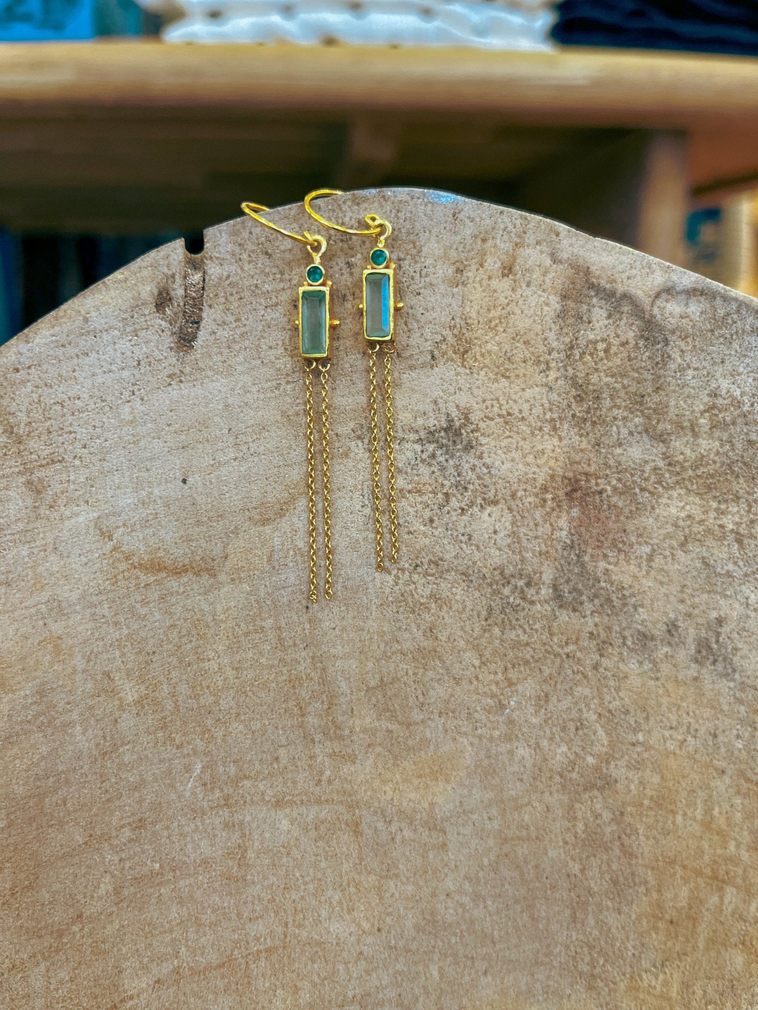 Hängende Goldohrringe mit Nephrit & Tassel - Details - Blossom Hair & Fashion