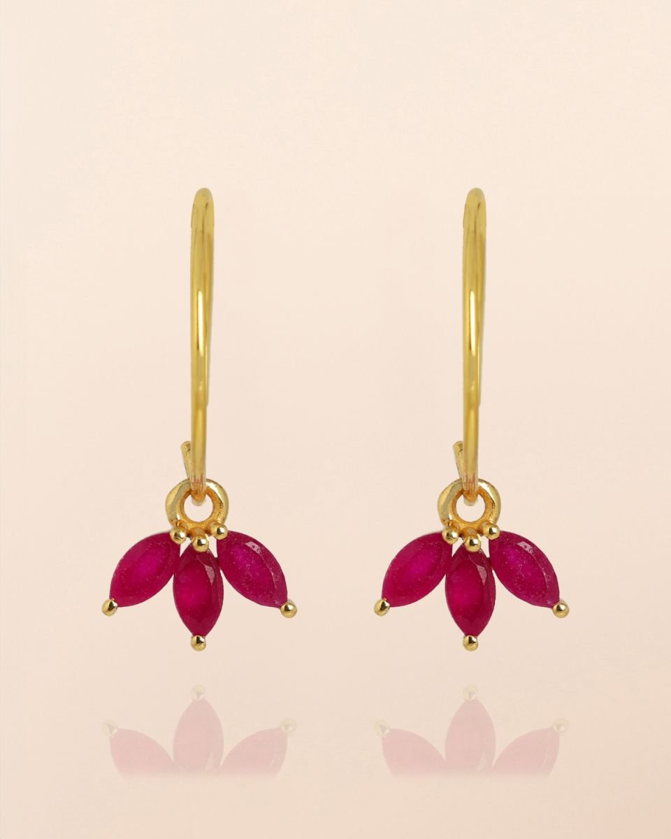 Hängende Ohrringe mit Rubin im Goldton - Blossom Hair & Fashion