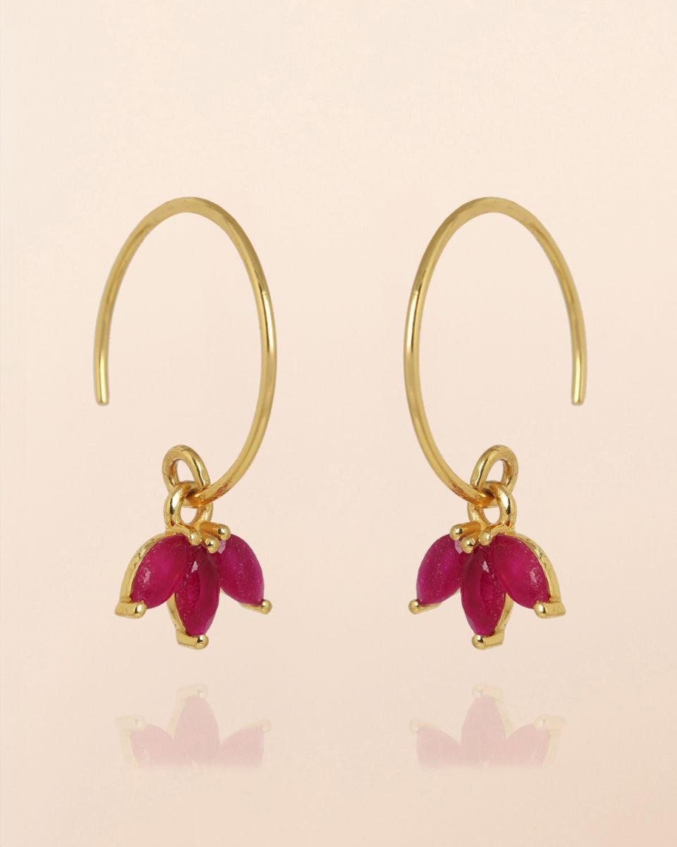 Hängende Ohrringe mit Rubin im Goldton - Blossom Hair & Fashion