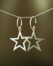 Hängende Stern Ohrringe in Silberton - Blossom Hair & Fashion