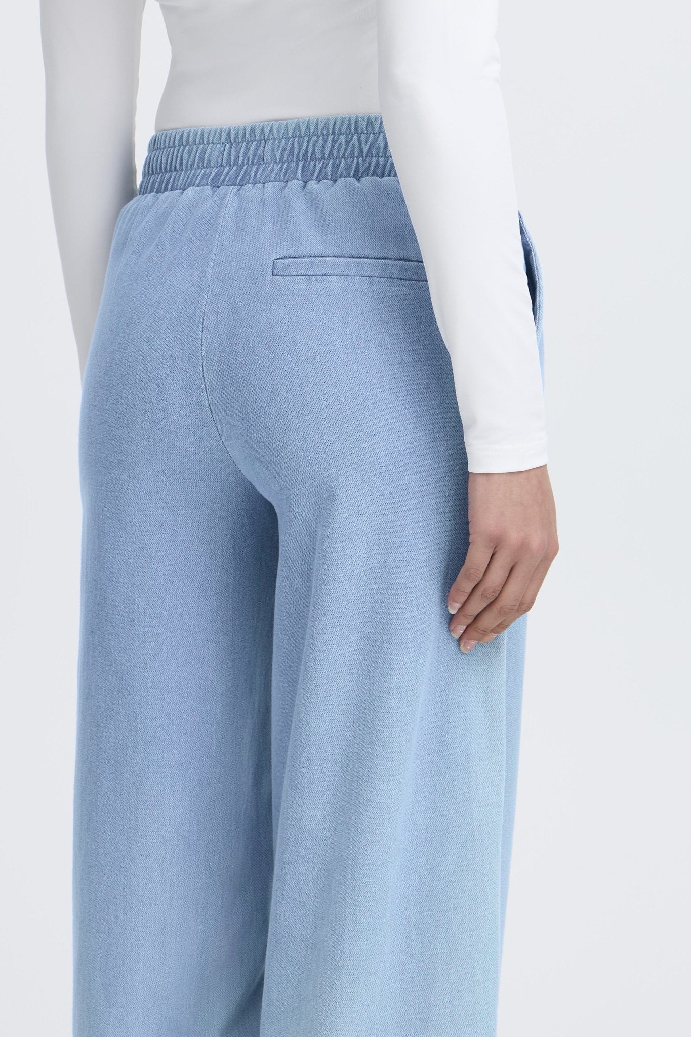 Hellblaue Damenhose mit weitem Bein und Stretchanteil - Blossom Hair & Fashion