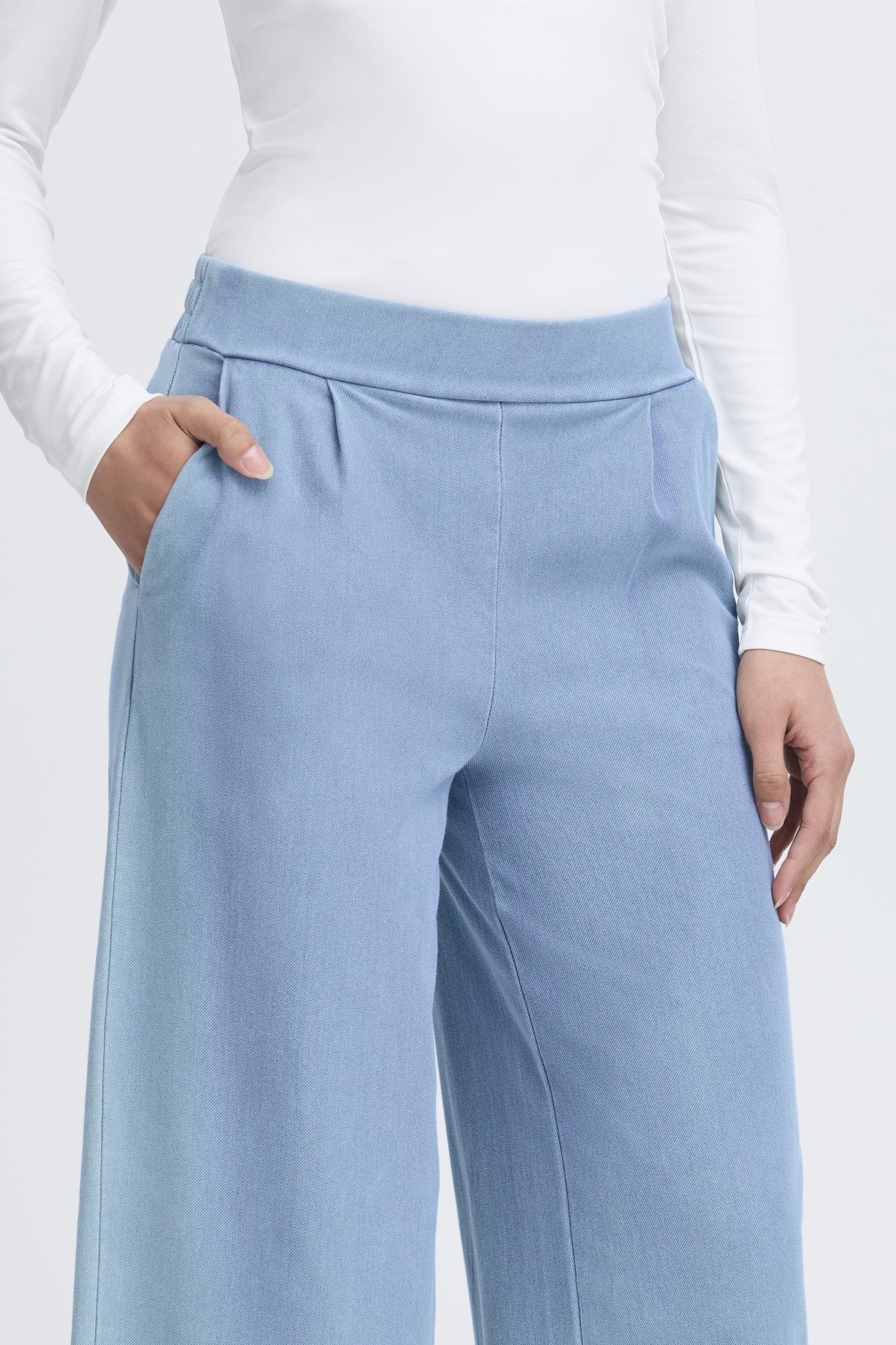 Hellblaue Damenhose mit weitem Bein und Stretchanteil - Blossom Hair & Fashion