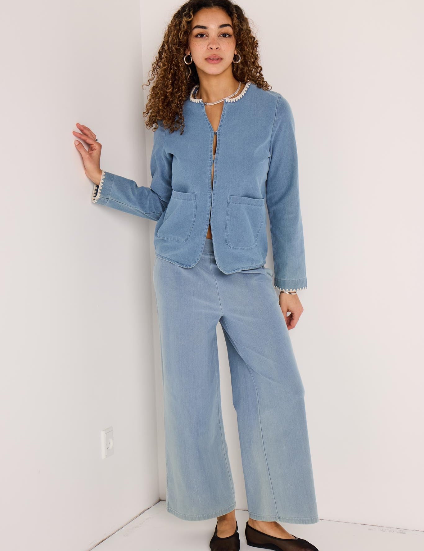 Hellblaue Damenhose mit weitem Bein und Stretchanteil - Blossom Hair & Fashion