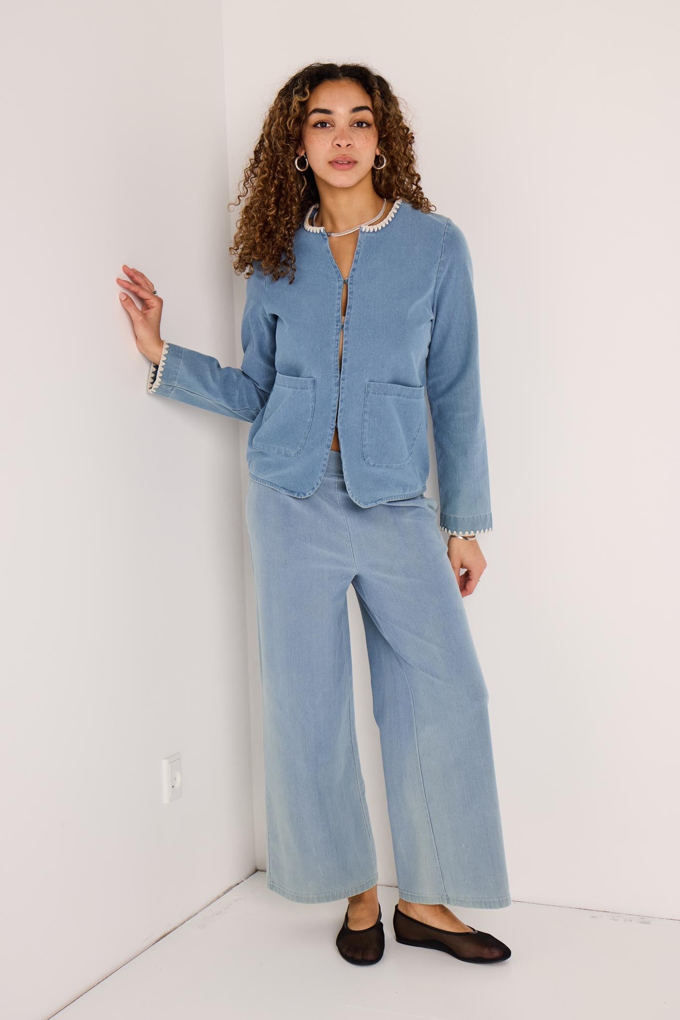 Hellblaue Damenhose mit weitem Bein und Stretchanteil - Blossom Hair & Fashion