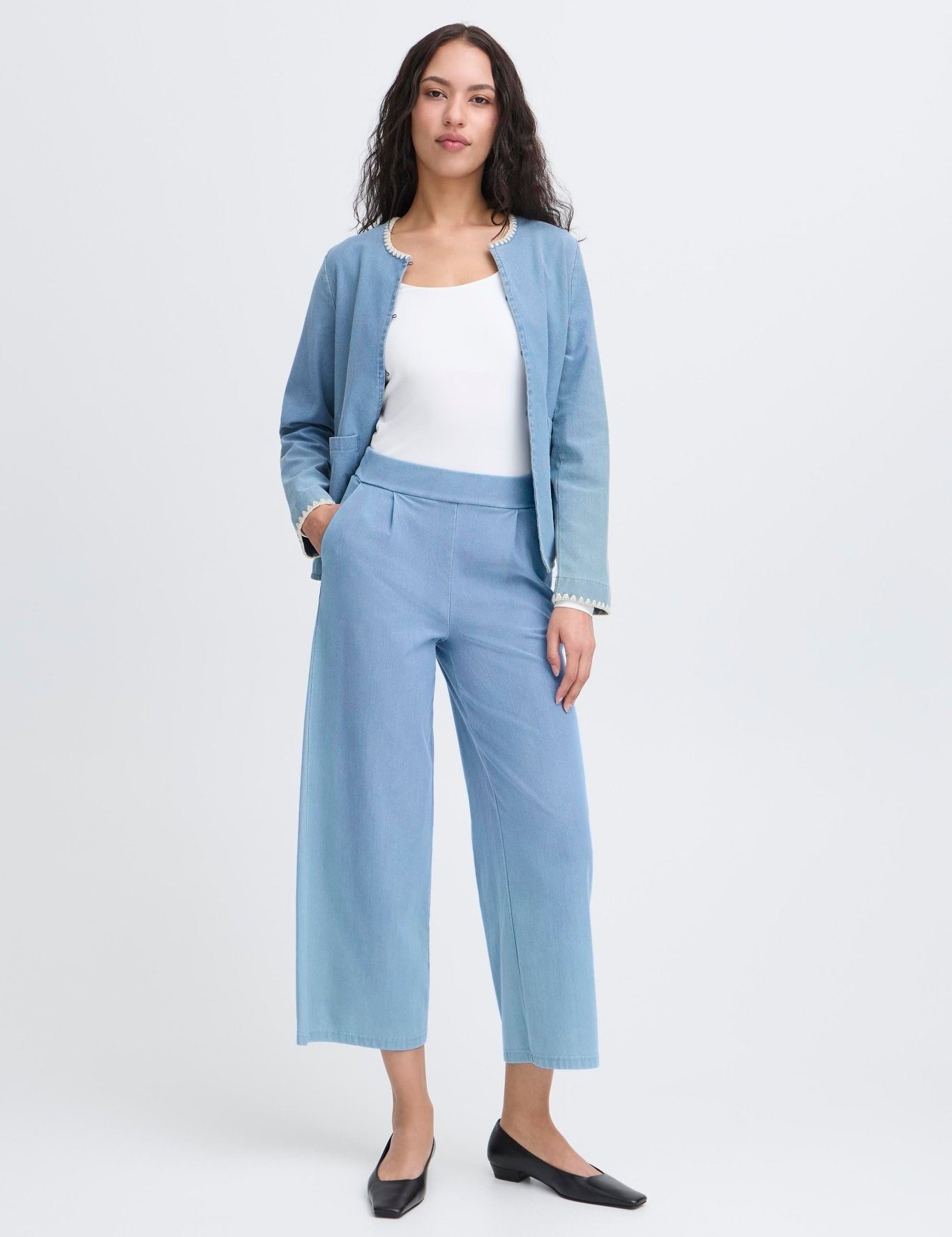 Hellblaue Damenhose mit weitem Bein und Stretchanteil - Blossom Hair & Fashion