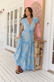 Hellblaues Maxikleid mit Blattmuster und V-Ausschnitt - Blossom Hair & Fashion