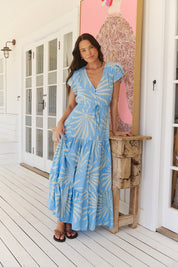 Hellblaues Maxikleid mit Blattmuster und V-Ausschnitt - Blossom Hair & Fashion