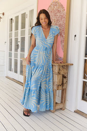 Hellblaues Maxikleid mit Blattmuster und V-Ausschnitt - Blossom Hair & Fashion