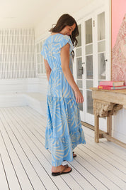 Hellblaues Maxikleid mit Blattmuster und V-Ausschnitt - Blossom Hair & Fashion