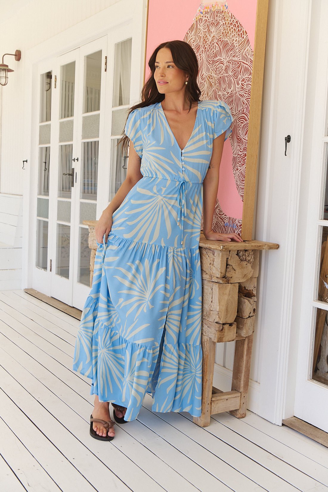 Hellblaues Maxikleid mit Blattmuster und V-Ausschnitt - Blossom Hair & Fashion